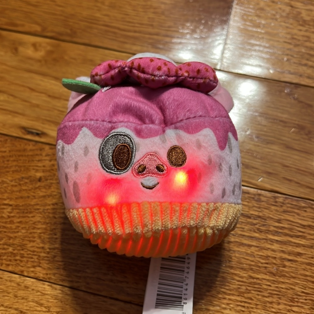 Disney Munchlings Light-Up Plush Stuffed Animal - Dragonfruit Petit Cake - Picture 3 of 3